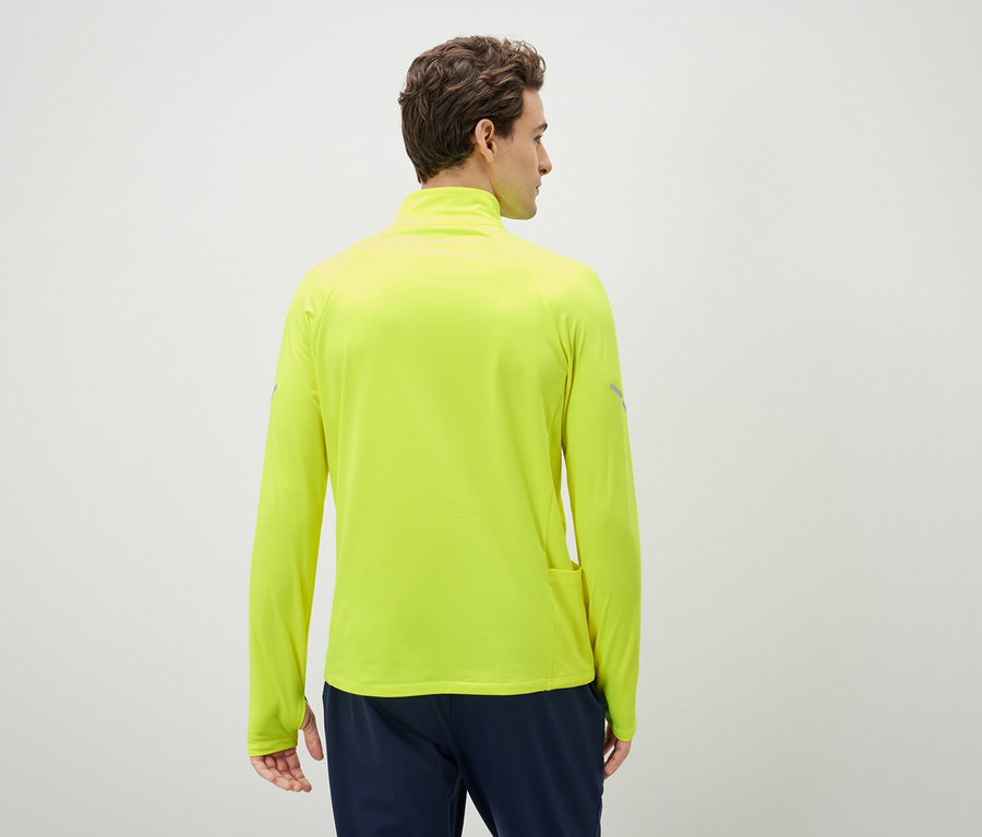 Mann von hinten trägt ein neongelbes Sportoberteil mit langen Ärmeln.