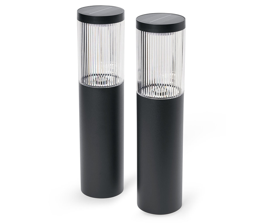 Zwei schwarze Solarleuchten stehen auf einem weißen Hintergrund.