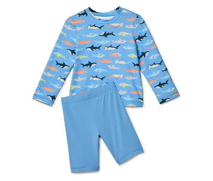Hellblaues zweiteiliges Schwimmset mit Hai-Muster.