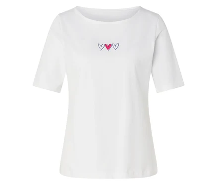 Weißes Halbarmshirt mit U-Boot-Ausschnitt und drei kleinen Herz-Stickereien auf der Brust, das mittlere Herz ist rosa, die äußeren sind schwarz umrandet.