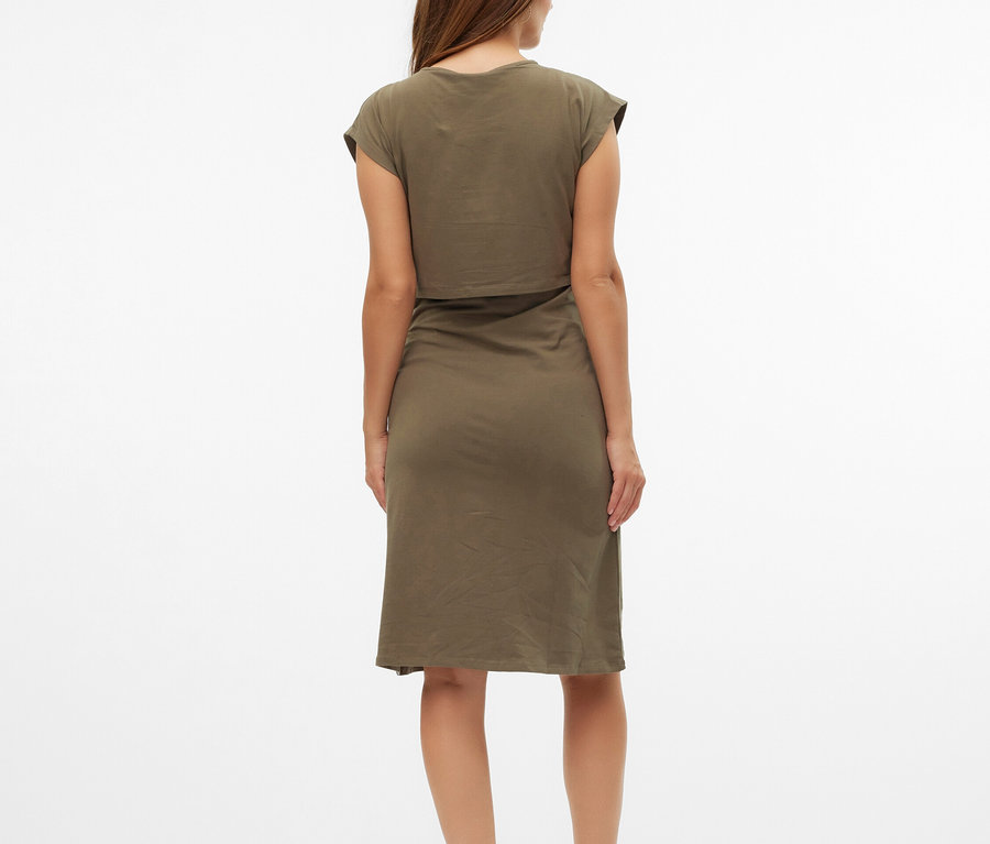 Frau von hinten in olivgrünem T-Shirt-Kleid und beigen Sandalen.