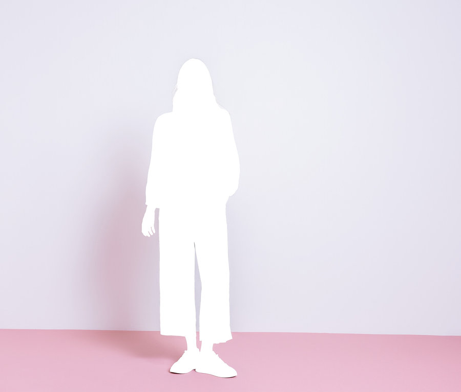 Weiße Silhouette einer Person in einer Street One Hemdbluse und einer Street One 7/8-Culotte, stehend vor einer hellvioletten Wand und einem pinken Boden.