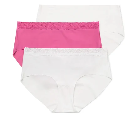Drei Damen Slips liegen übereinander: ein weißer, ein pinker mit Spitze und ein weiterer weißer.