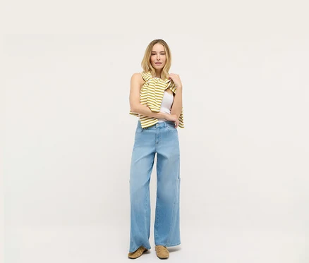 Eine Frau steht vor einem weißen Hintergrund und trägt Angels Denim »Liva« Cargo Wide Leg Jeans.