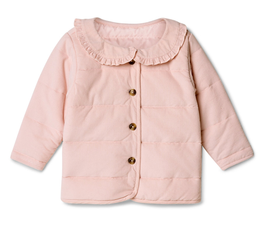 Eine hellrosa, gesteppte Jacke mit Cordstruktur und Rüschenkragen, geschlossen mit vier Knöpfen.