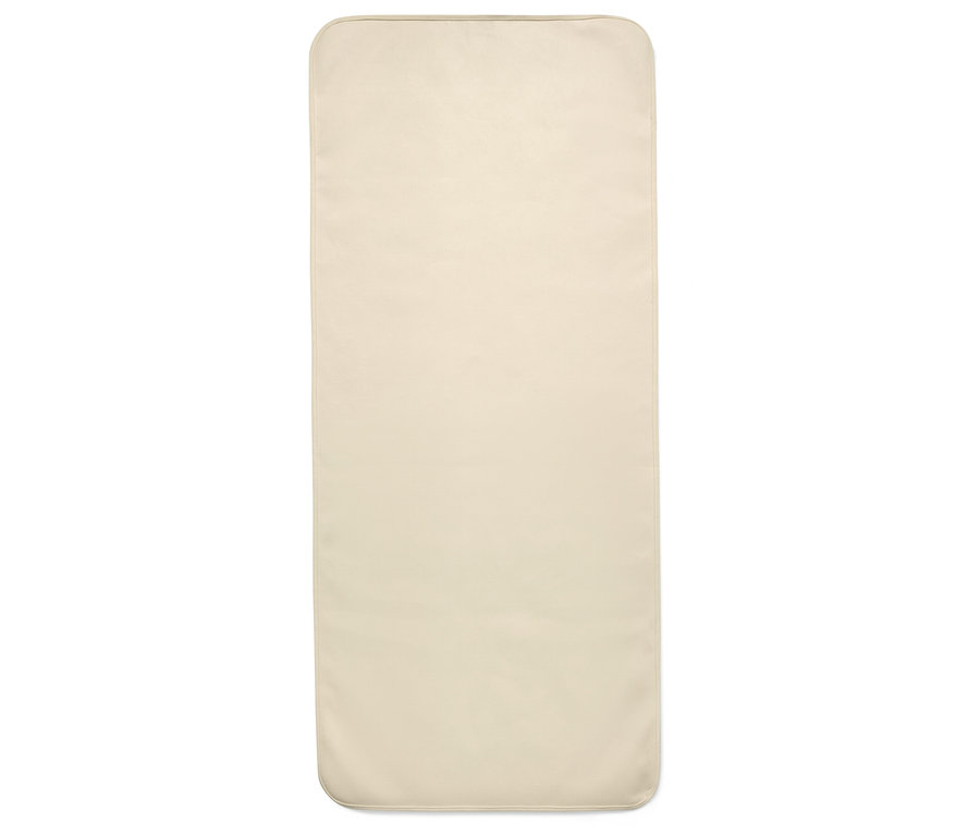 Beige, rechteckige Matte mit abgerundeten Ecken liegt auf weißem Hintergrund.