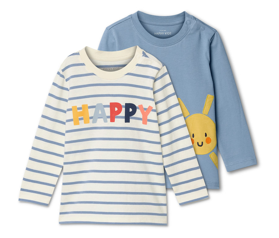 Zwei langärmlige Kinder-T-Shirts liegen übereinander. Das eine ist blau-weiß gestreift mit dem Wort HAPPY, das andere ist blau mit einer gelben Sonne.