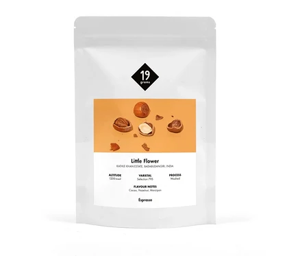 Weiße Verpackung von 19grams Little Flower Espresso mit Abbildung von Haselnüssen.