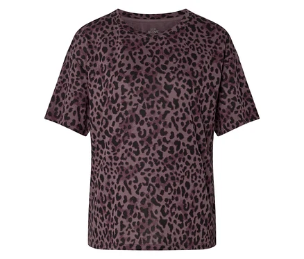 Nahaufnahme eines violetten T-Shirts mit Leopardenmuster.