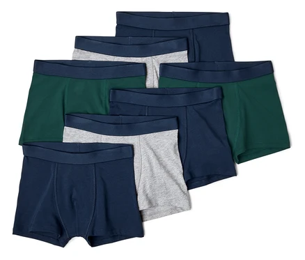 Sieben Boxershorts in Marineblau, Grün und Grau liegen übereinander.