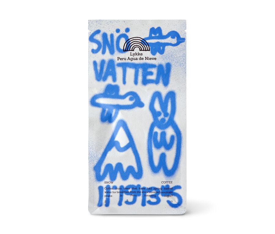 Weißer Beutel Lykke SNÖVATTEN Filterkaffee mit blauem Spray-Design, das 'SNÖ VATTEN', einen Vogel, einen Hasen und einen Berg zeigt.