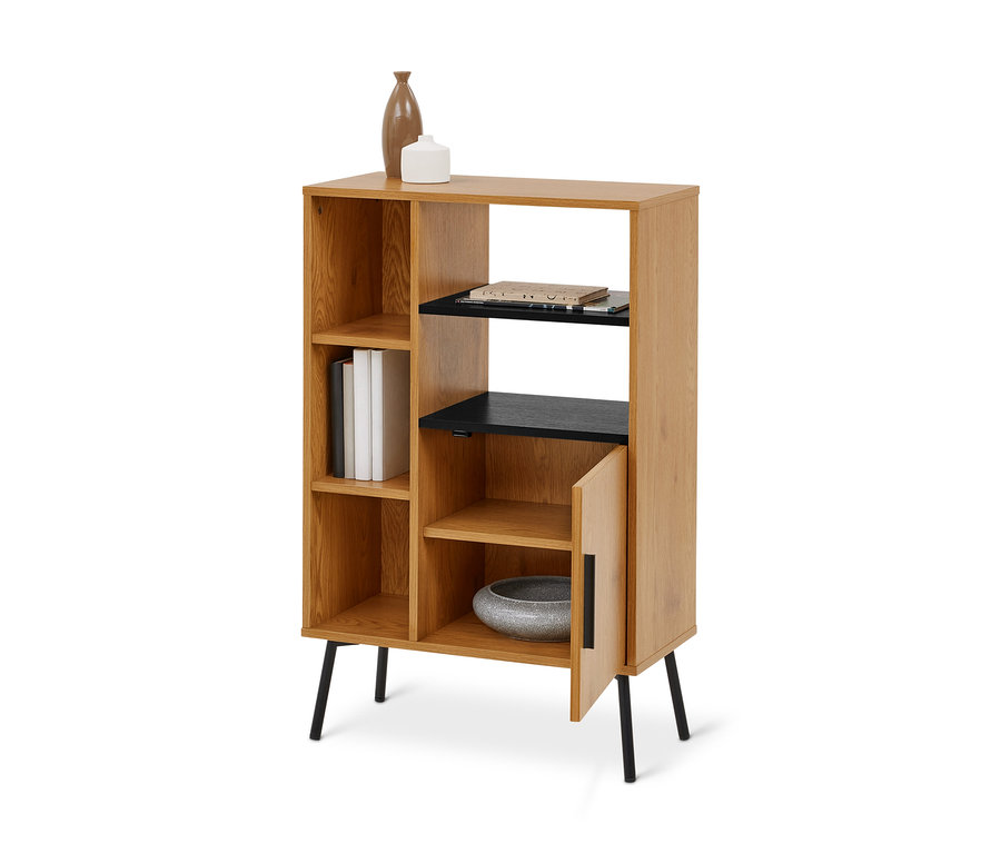 Ein hellbraunes Holzregal mit schwarzen Beinen und mehreren Fächern. Es hat schwarze Ablagen, eine braune Vase, einen weißen Behälter, drei weiße Bücher und einige Papiere. Eine graue Schale ist in einem teilweise geöffneten Türfach sichtbar.