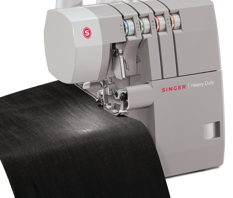 Detailaufnahme einer grauen SINGER® Overlock-Nähmaschine »Heavy Duty 14HD854«, die schwarzen Stoff näht.