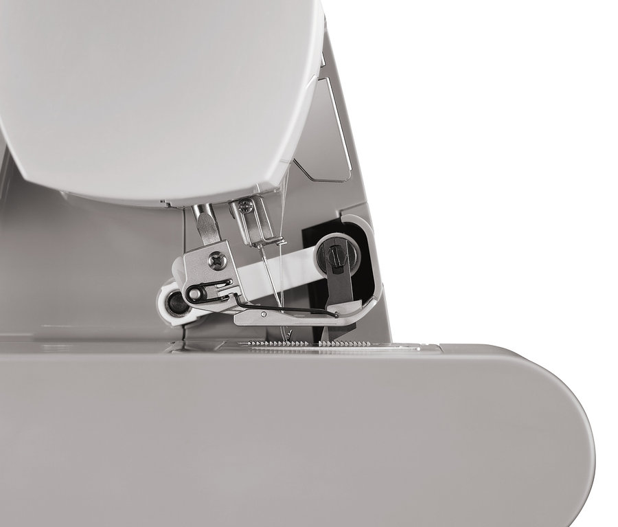 Detailansicht einer SINGER® Overlock-Nähmaschine »Heavy Duty 14HD854«.