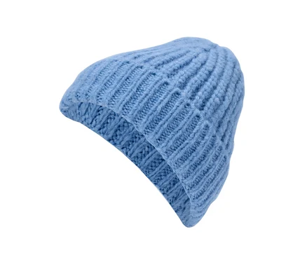 Detailaufnahme einer hellblauen Strickmütze.
