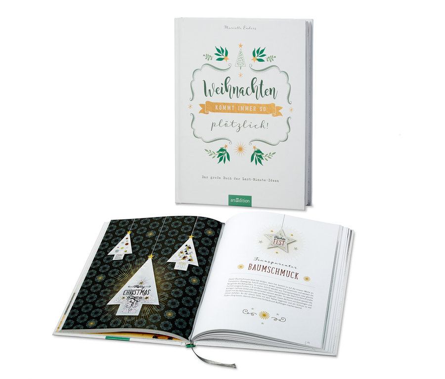 Das Buch "Weihnachten kommt immer so plötzlich!" liegt aufgeschlagen und zeigt Weihnachtsbäume.