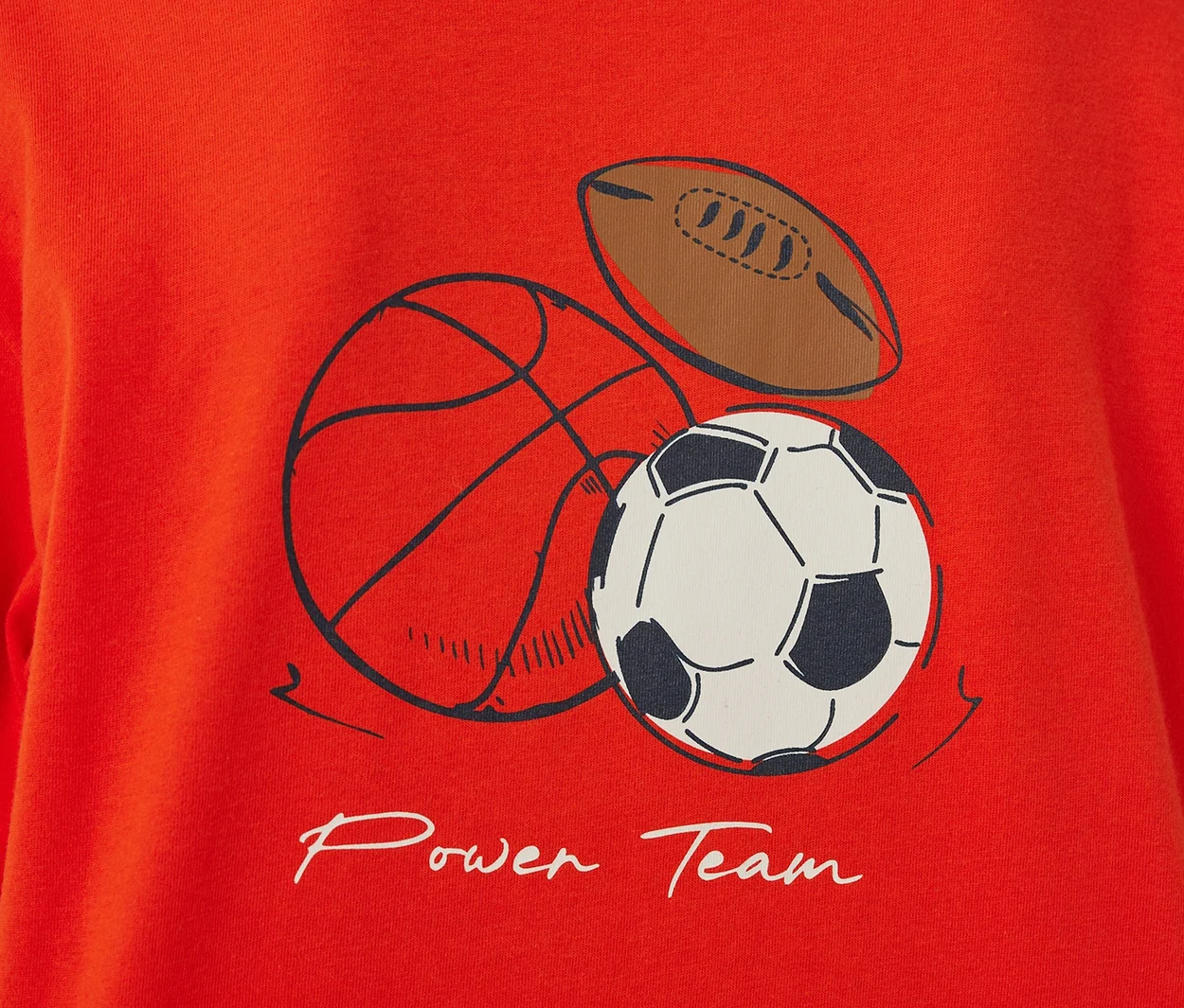 Roter SCHIESSER Kinder-Pyjama mit Bündchen, bedruckt mit einem braunen American Football, einem schwarz umrandeten Basketball und einem weiß-schwarzen Fußball, darunter der Schriftzug 'Power Team'.