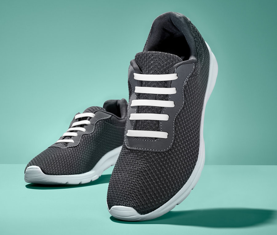 Zwei graue Schuhe mit Silikon-Schnürsenkeln 20 elastische Silikon-Schnürsenkel.