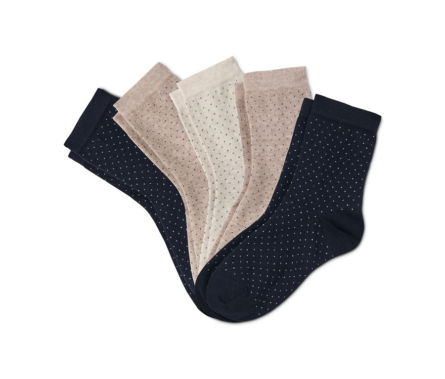 Auf einem weißen Hintergrund liegen 5 Paar Socken des 5er-Packs nebeneinander.