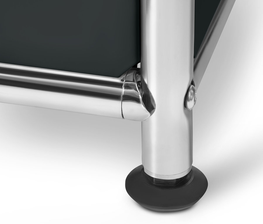 Detailansicht eines schwarzen Systemschranks Metall »CN3«.