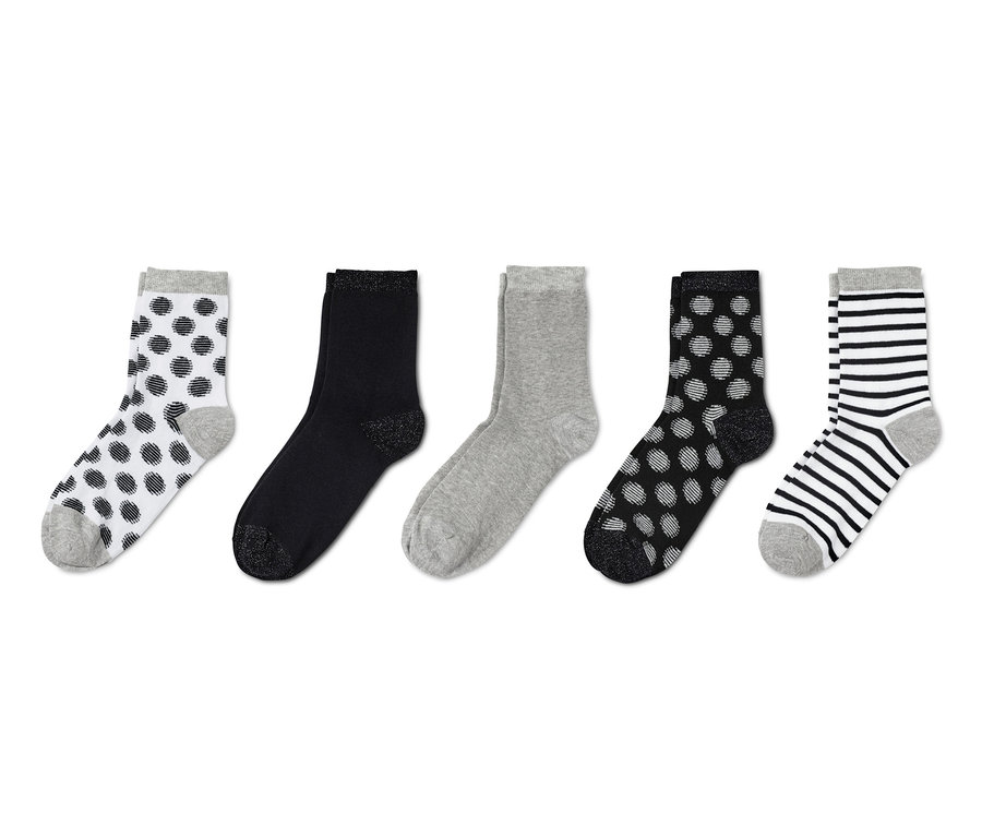 Fünf Paar Socken mit Glitzergarn in verschiedenen Mustern.