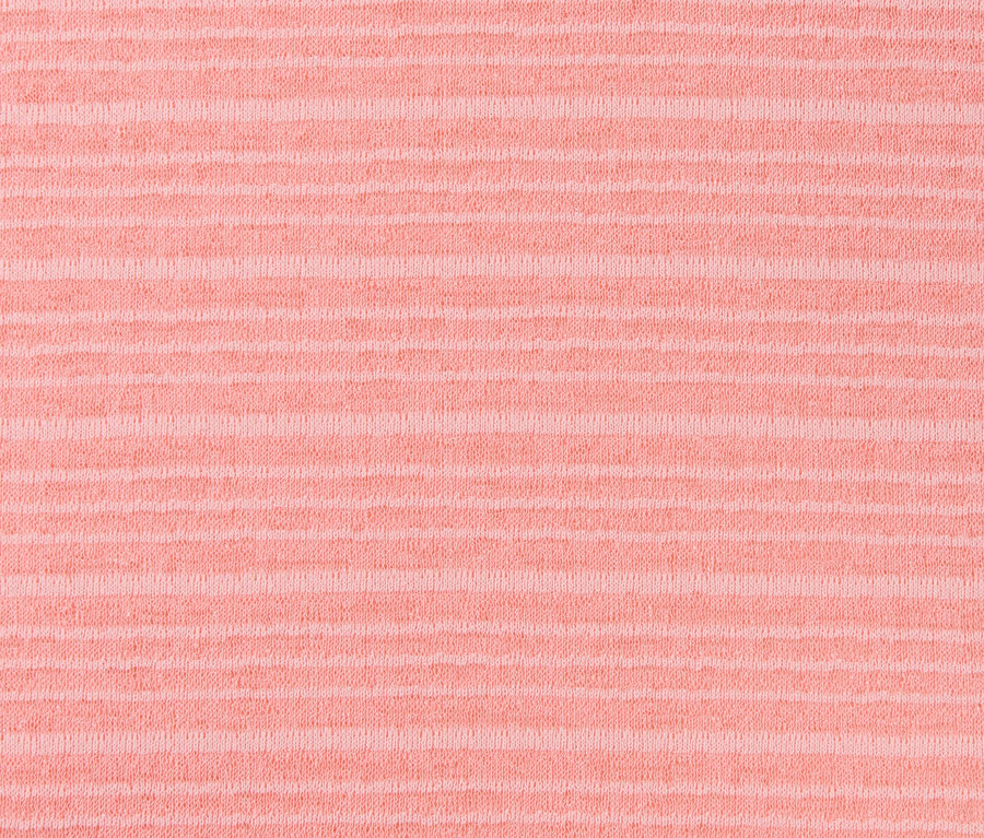 Detailaufnahme eines Funktionsshirts mit horizontalen Streifen.