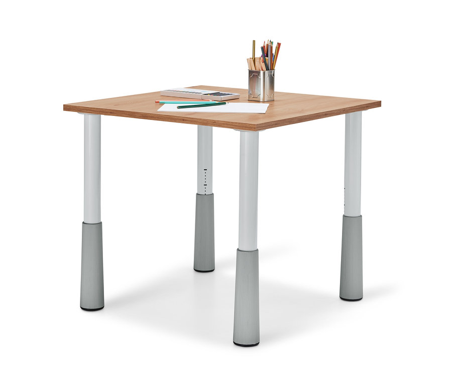 Ein höhenverstellbarer Kindertisch mit vier Beinen, auf dem ein Blatt Papier, Buntstifte und ein Stiftehalter liegen.