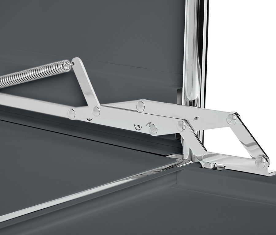 Detailansicht eines grauen Sideboards Metall »CN3« mit Klappenfächern und silbernem Mechanismus.