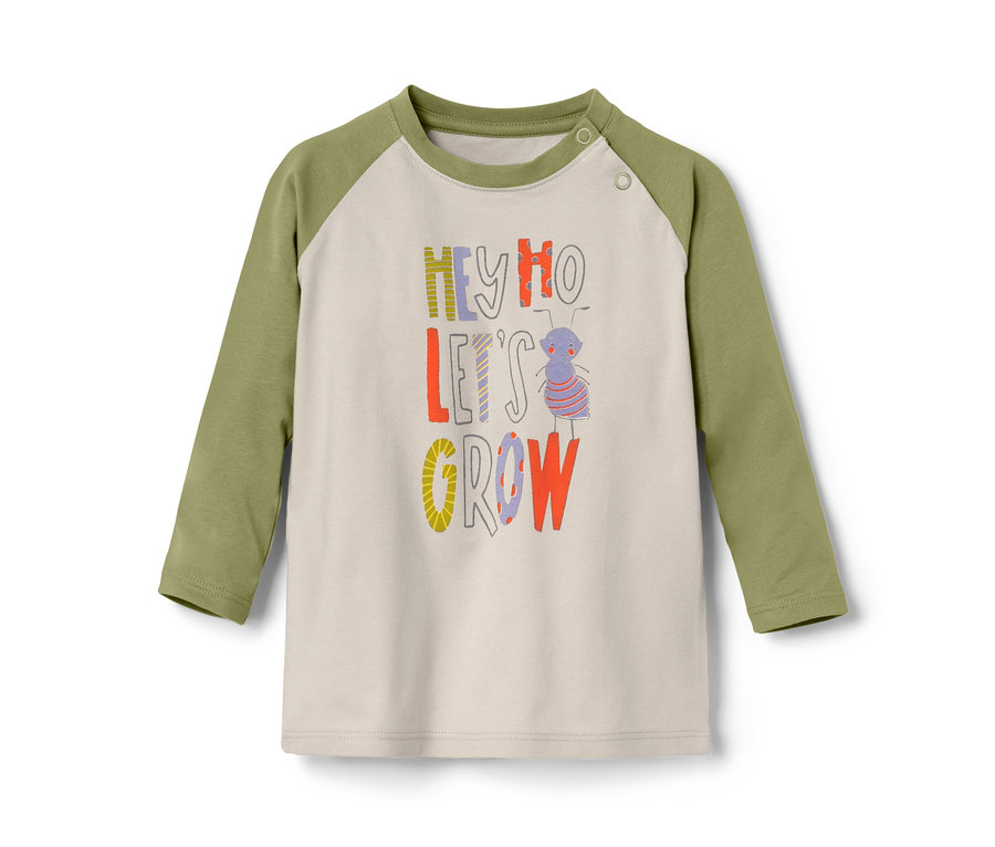 Ein Baby-Langarmshirt mit Aufschrift und Insektenbild.