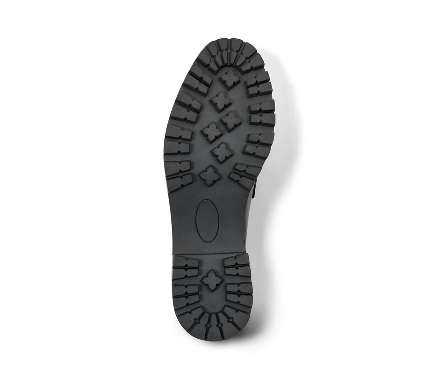 Detailaufnahme der Sohle eines Leder-Loafers mit deutlichem Profil vor weißem Hintergrund.