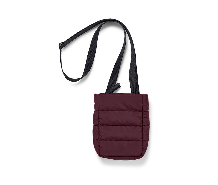Eine isolierte Smartphone-Tasche in Burgunderrot mit einem schwarzen Riemen.