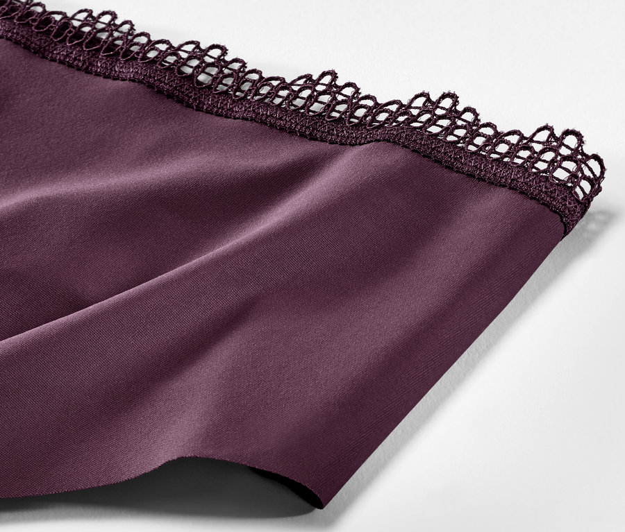 Detailansicht von 2 auberginefarbenen Magic-Cut-Slips mit Spitze.