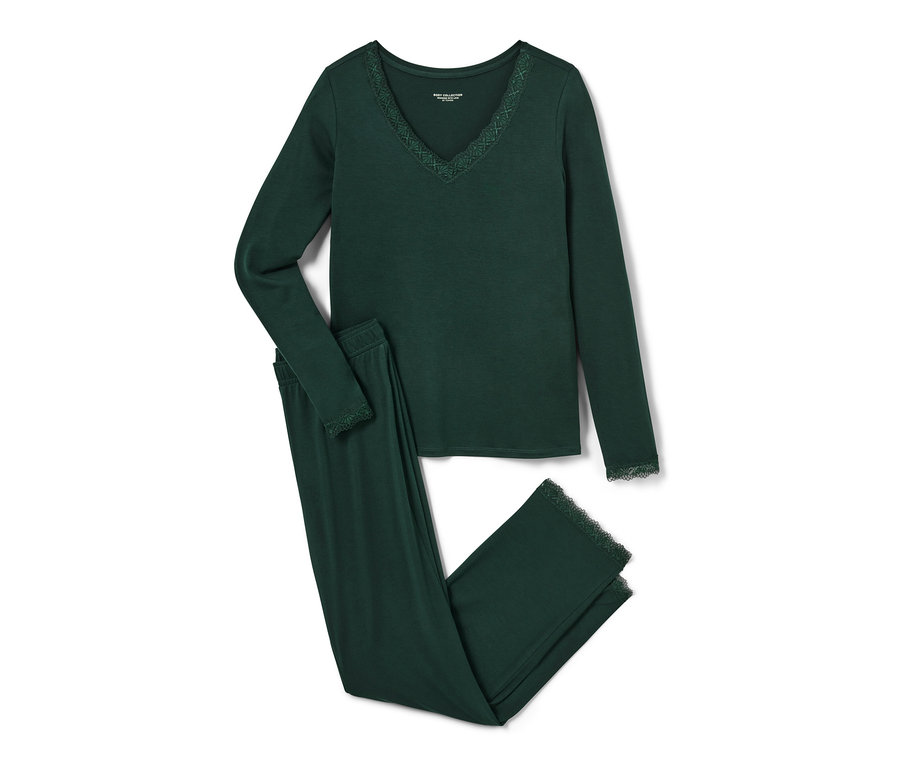 Dunkelgrüner Pyjama mit Spitzenbesatz.