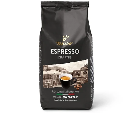 Schwarze Packung Tchibo Espresso Kräftig mit 1 kg ganzen Bohnen, darauf eine Espressotasse, Kaffeebohnen und eine sizilianische Straßenszene.