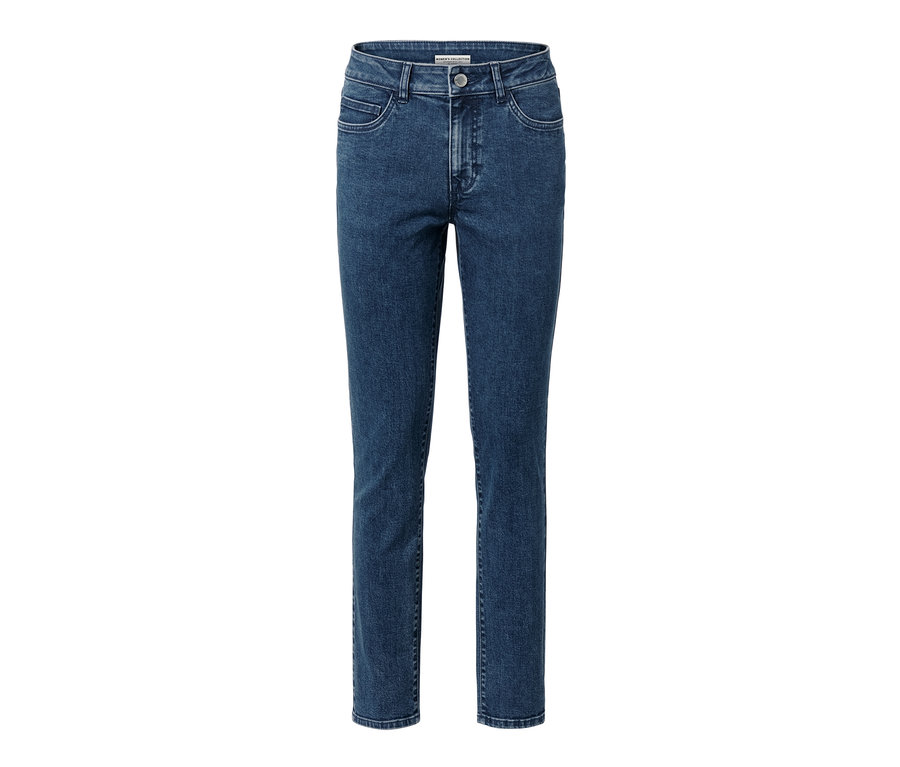 Eine blaue Slim Jeans – Fit »Emma« auf weißem Hintergrund.