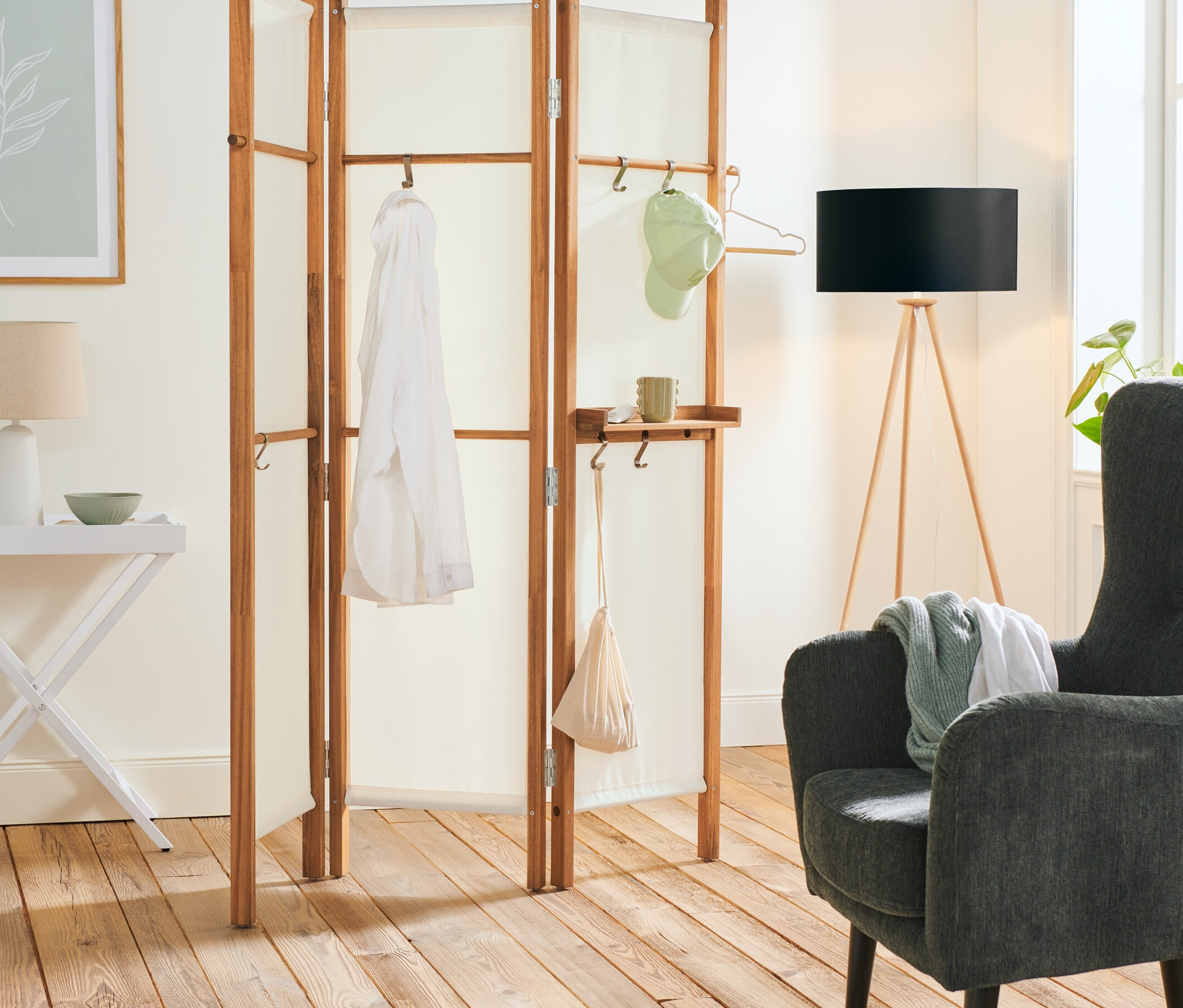 Innenraum mit Holz-Stehleuchte »Dreibein«, Tablettisch mit Klappfunktion, Paravent mit Ablage und Sessel, gepolstert, anthrazit.