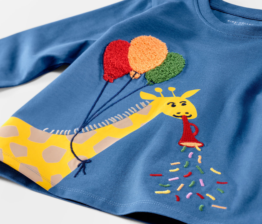 Blaues Kinder-Langarmshirt mit Giraffe und Luftballons.
