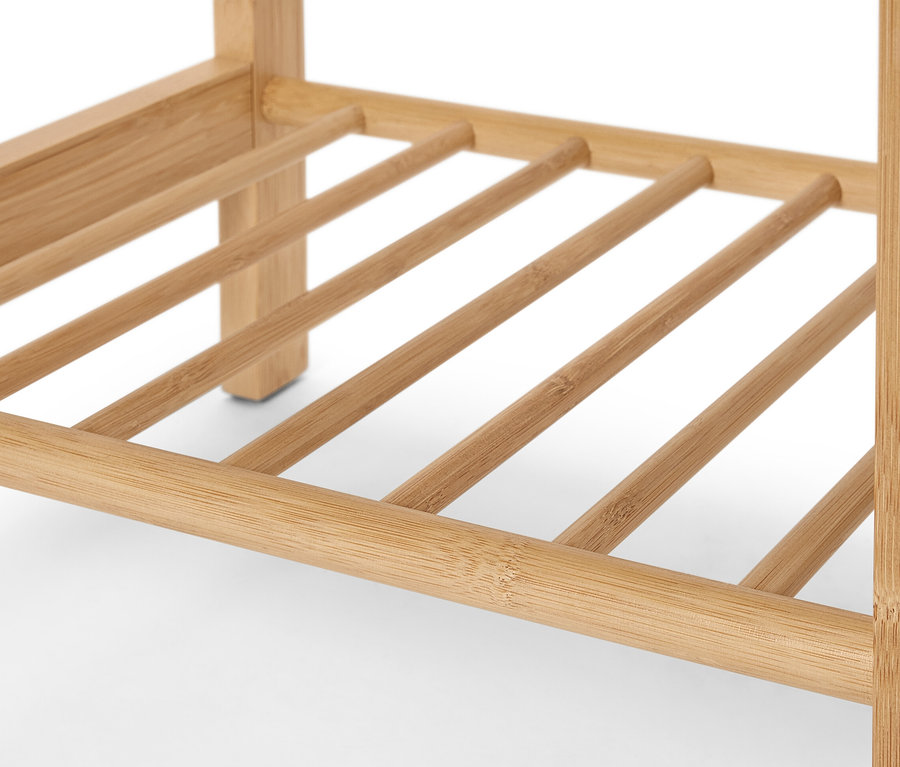 Detailansicht einer Garderobe mit Spiegel und Ablage.