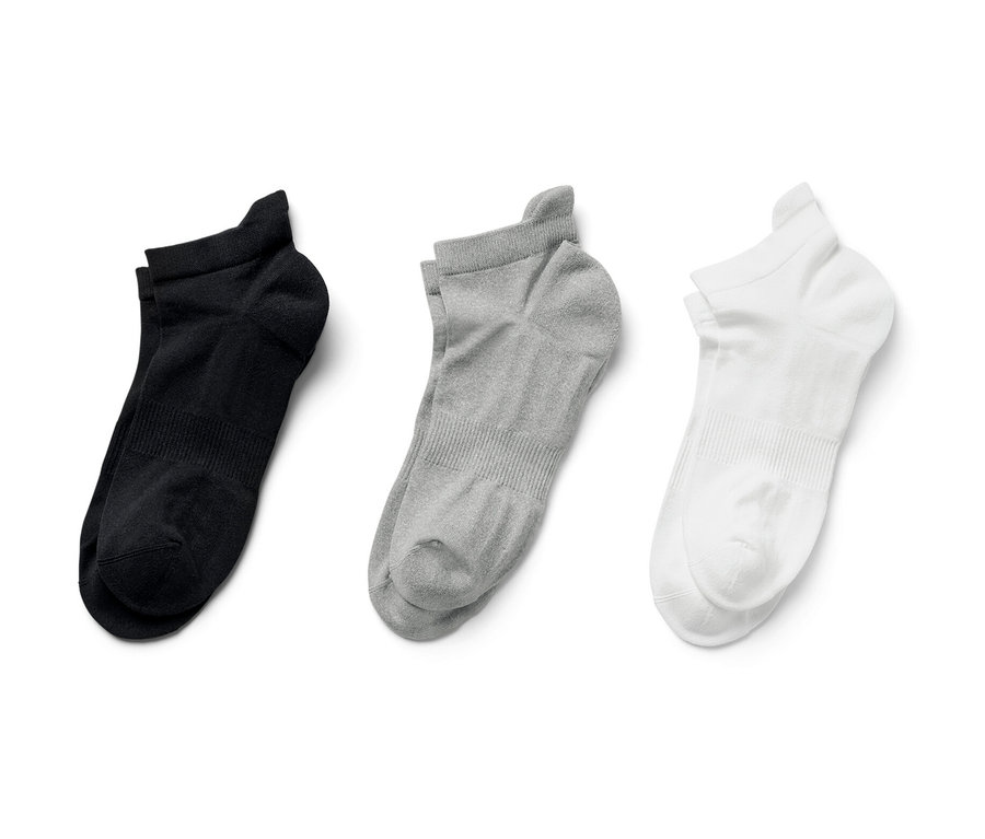 Drei Paar Funktions-Sportsocken, schwarz, weiß und grau.