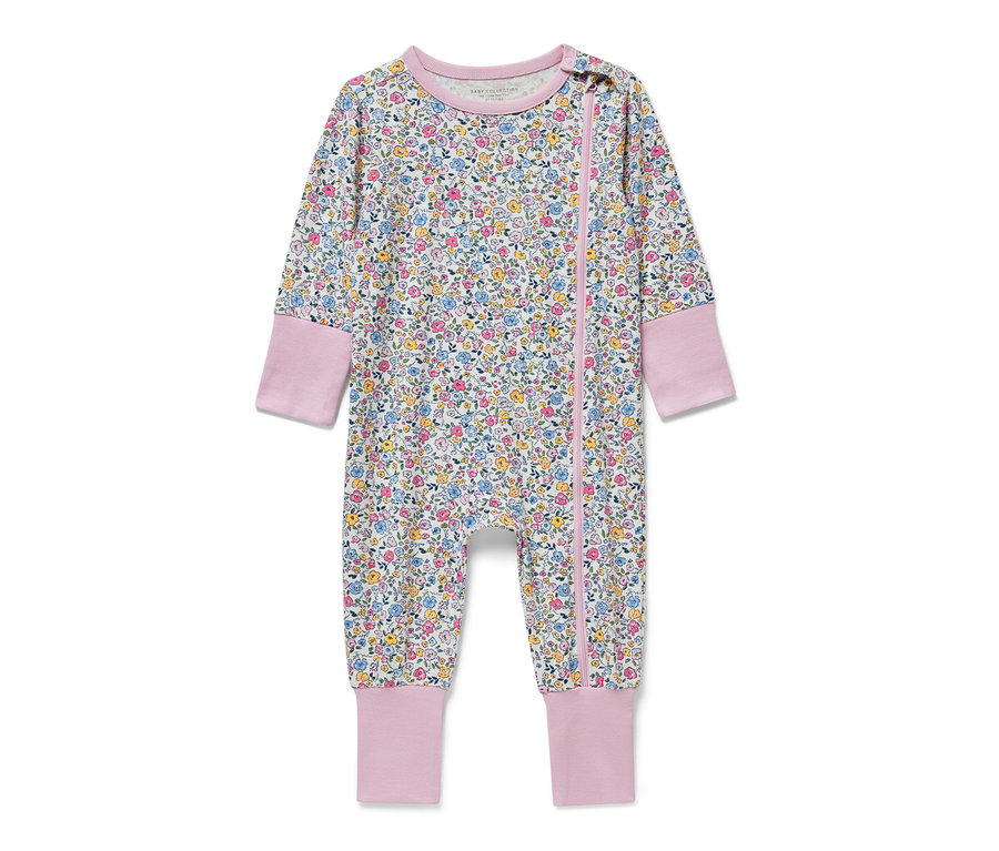 Ein geblümter Baby-Schlafanzug.