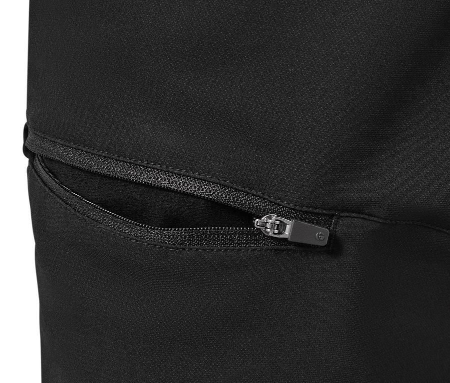 Detail einer schwarzen Thermohose mit Reissverschlusstasche.
