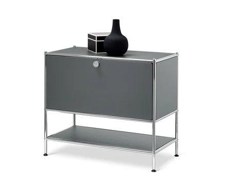 Graues Sideboard »CN3« mit 1 Klappe. Auf der Oberseite stehen eine Vase und eine Schachtel.