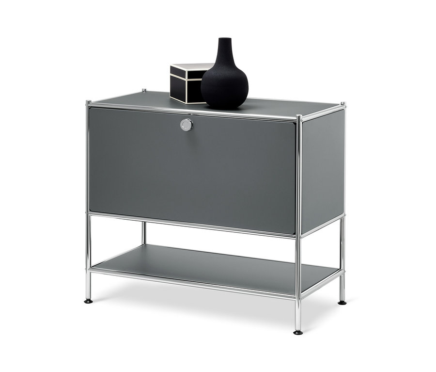 Graues Sideboard »CN3« mit 1 Klappe. Auf der Oberseite stehen eine Vase und eine Schachtel.