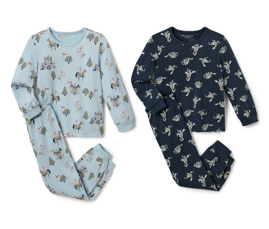 Zwei blaue Kinder-Pyjamas mit Aufdruck.