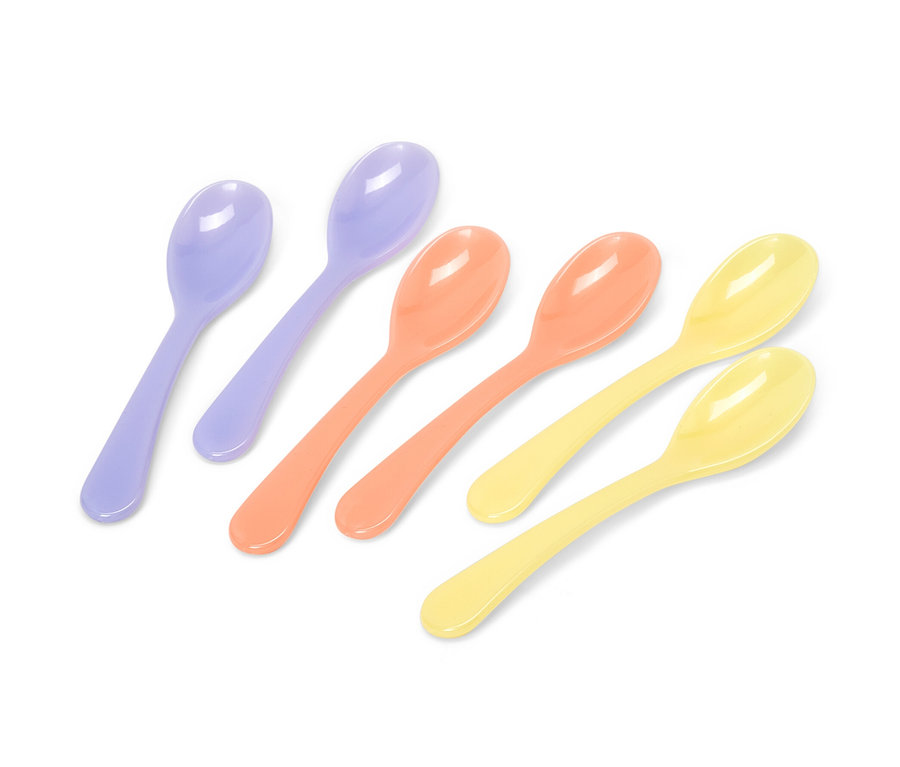 Sechs Eierlöffel in den Farben Lila, Orange und Gelb liegen auf einem weißen Hintergrund.