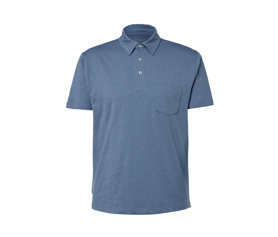 Ein hellblau meliertes Jersey-Poloshirt mit kurzen Ärmeln und einer Brusttasche.