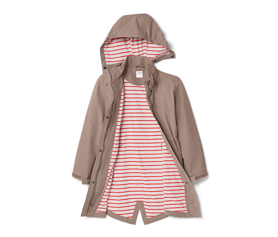 Offener Kinder-Allwetter-Trenchcoat in Beige mit Kapuze und rot-weißen Streifen.