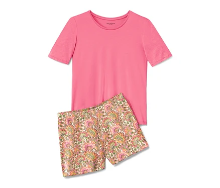 Ein Shorty-Pyjama mit kurzem Arm und blumigen Shorts.