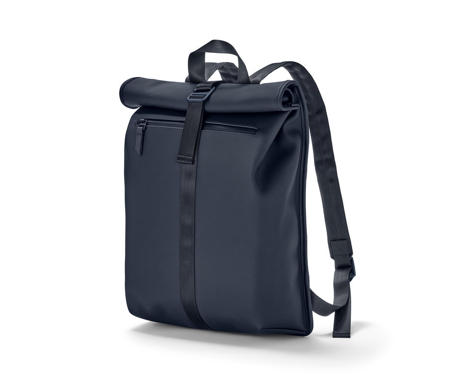 Ein blauer Regenrucksack, zusammengerollt auf einem weißen Hintergrund.