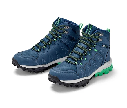 Zwei Trekking-Schuhe auf weißem Hintergrund.